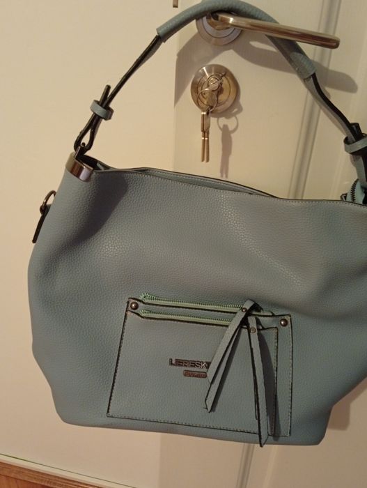 Posetedama elegante comode