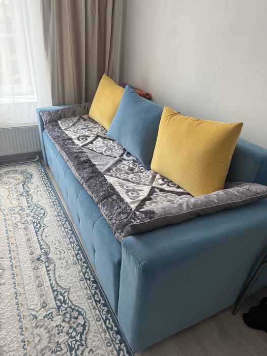 Продам диван голубого цвета