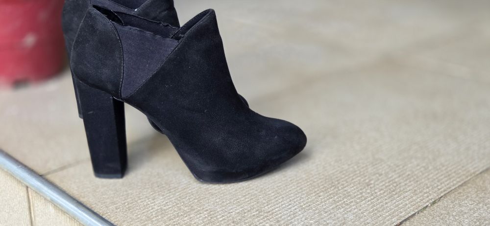 Botine Bershka negre cu toc gros,