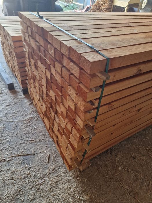 Изработва детайли за пейки и огради