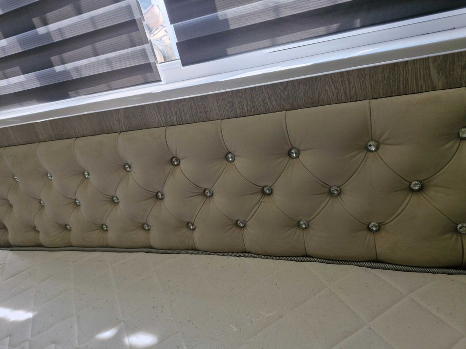 Продаётся стильная кровать с ортопедическим матрасом и тумбочками