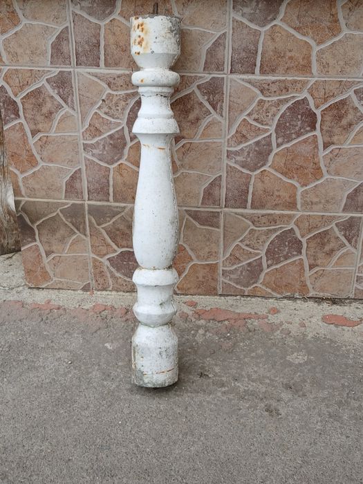 Vând stâlpi de beton albi.