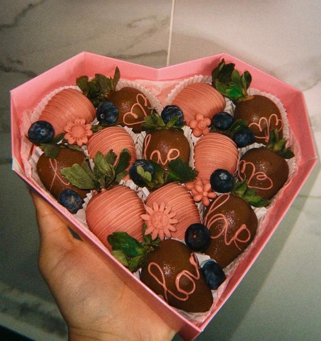 Клубника в шоколаде. Подарки на 8 марта