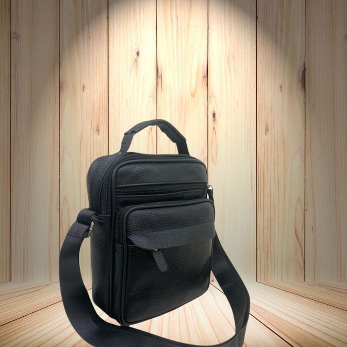 Мъжка чанта с регулируема дръжка