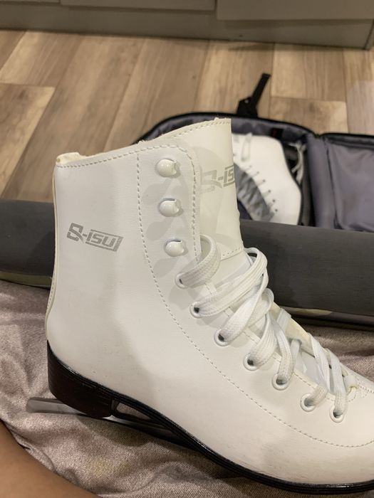 Белые фигурные коньки