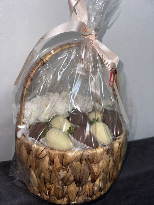 цветы с клубникой продется