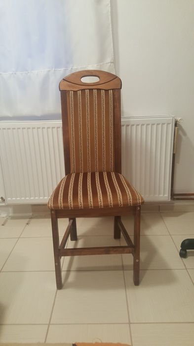 6 Scaune din lemn masiv tapițate.