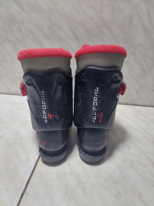 Clapari ski schi Salomon mondo  21,5 corespunde mărimii 32