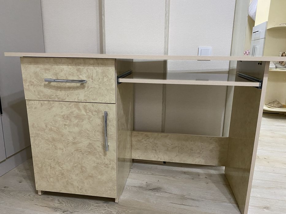 Продам компьютерный стол