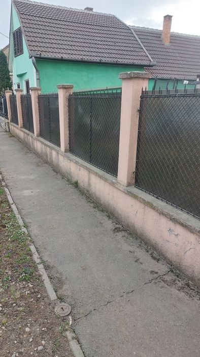 Vând plasa/ metal gard+ poartă