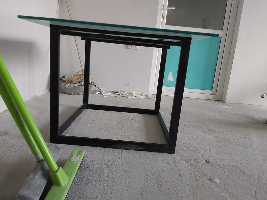 Masa de sticla cadru metal pret 250 lei Urgent