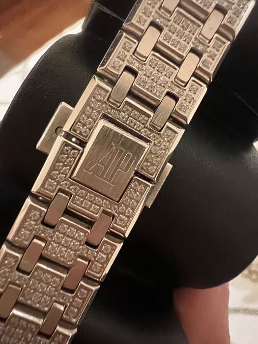 Дамски часовник с камъни AP