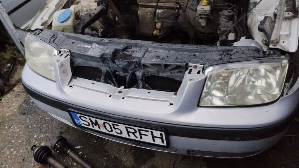 Far Volkswagen Bora. Stanga dreapta