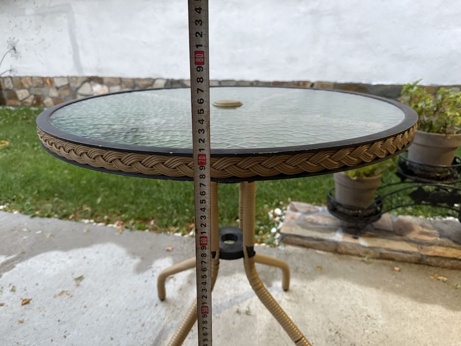 Кръгла градинска маса