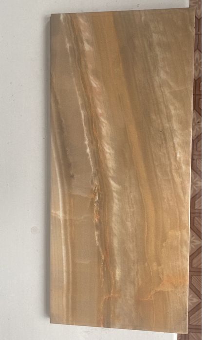 Коричневый и белый кафель