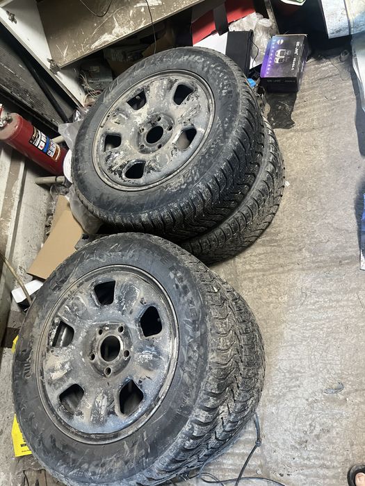 Продам шины зимние с дисками r16размер компле и летние r17 с титанками