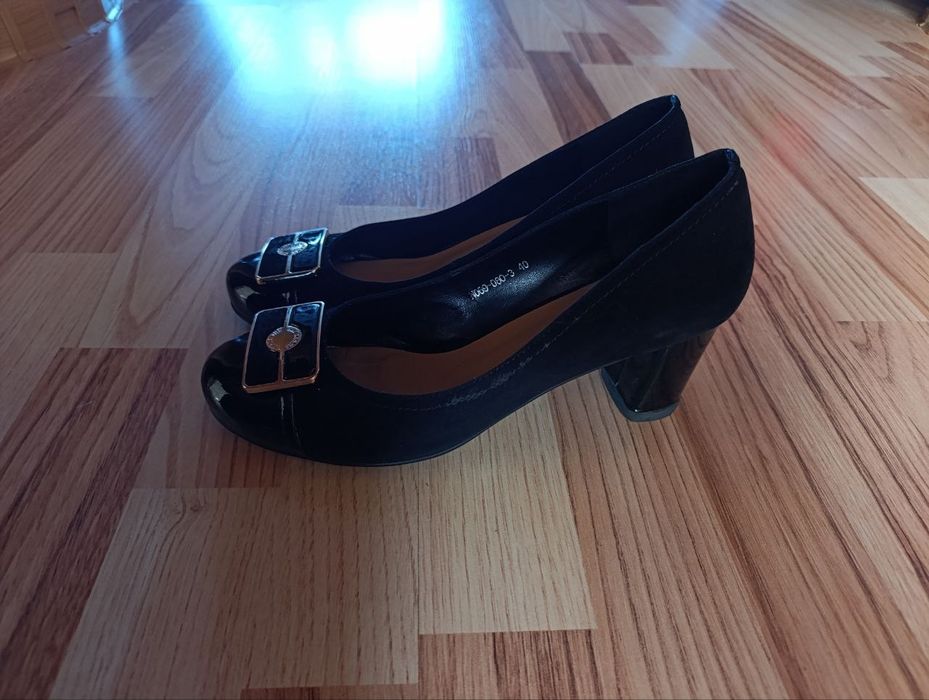 АККОЛЬ  продам туфли чёрные, замша. 40 размер