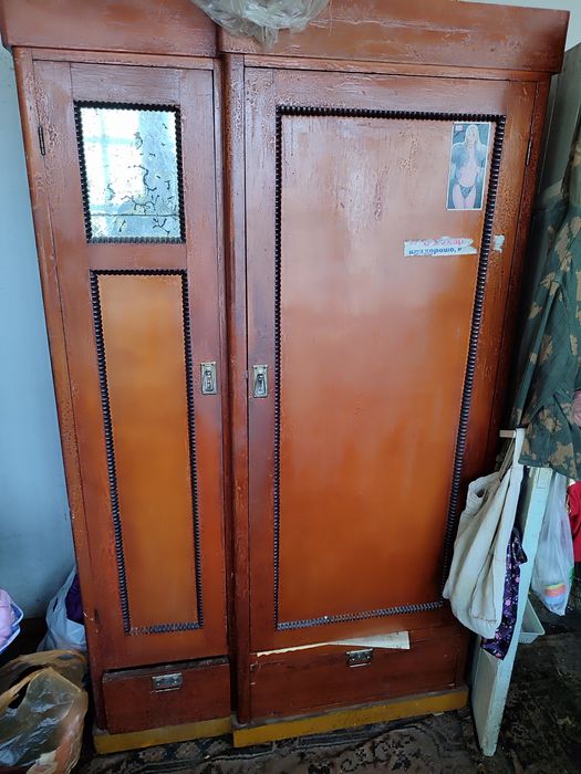 Стол обеденный продам.