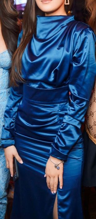 Роскошное платье атлас