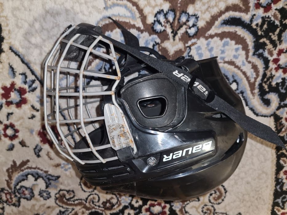 Продаю хоккейный шлем BAUER