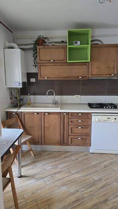 Vand apartament 3 camere,zona 300 ,et.1(bloc nou)