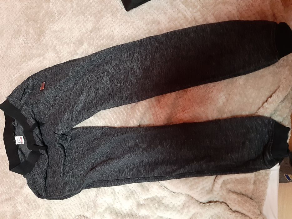 Продавам долнища, къси панталони, грейка, риза за момче.