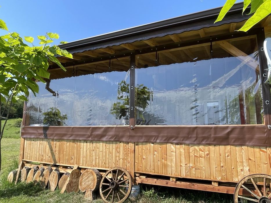 Ветроупорни завеси, тенти, сенници.