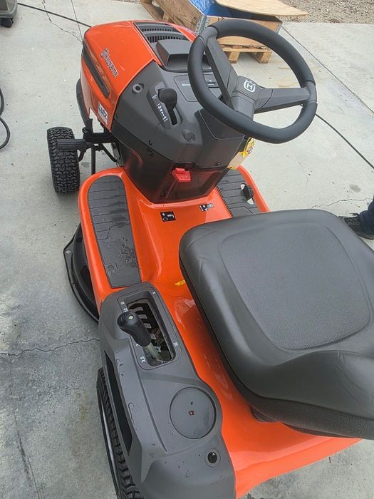 Husqvarna LTH 136 tractoras tuns iarba