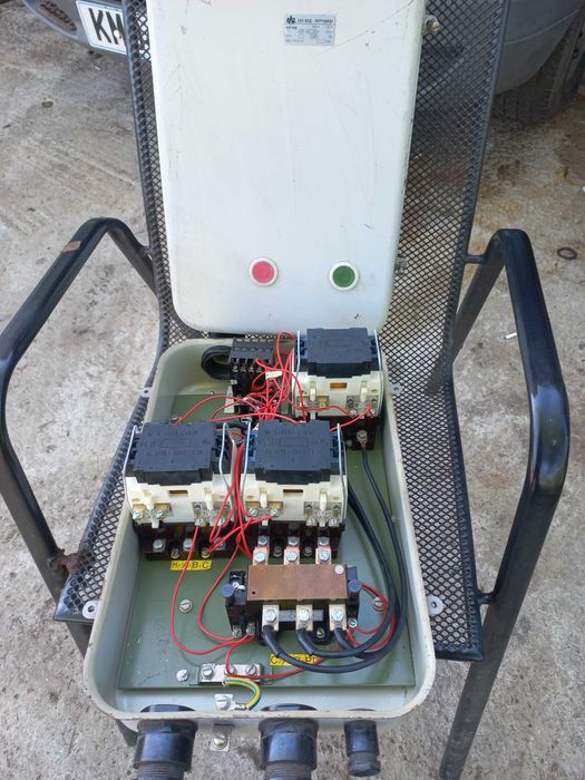 Трифазни контактори и пускатели