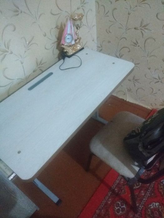 Кровать, детский шкафчик , ковёр и парты