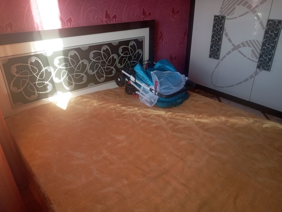 Продам спальный гарнитур в отличном состояние.