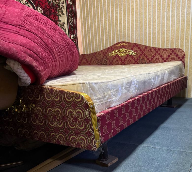 Кровать с новым матрасом