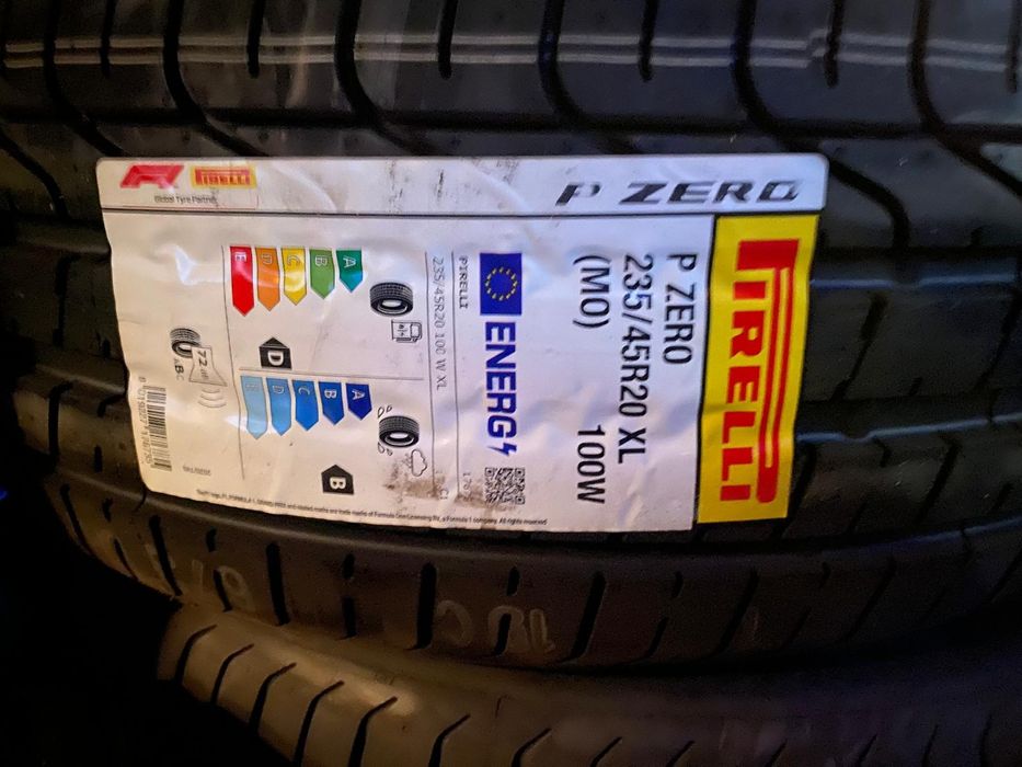Vând anvelope vara Pirelli 235 45 r20