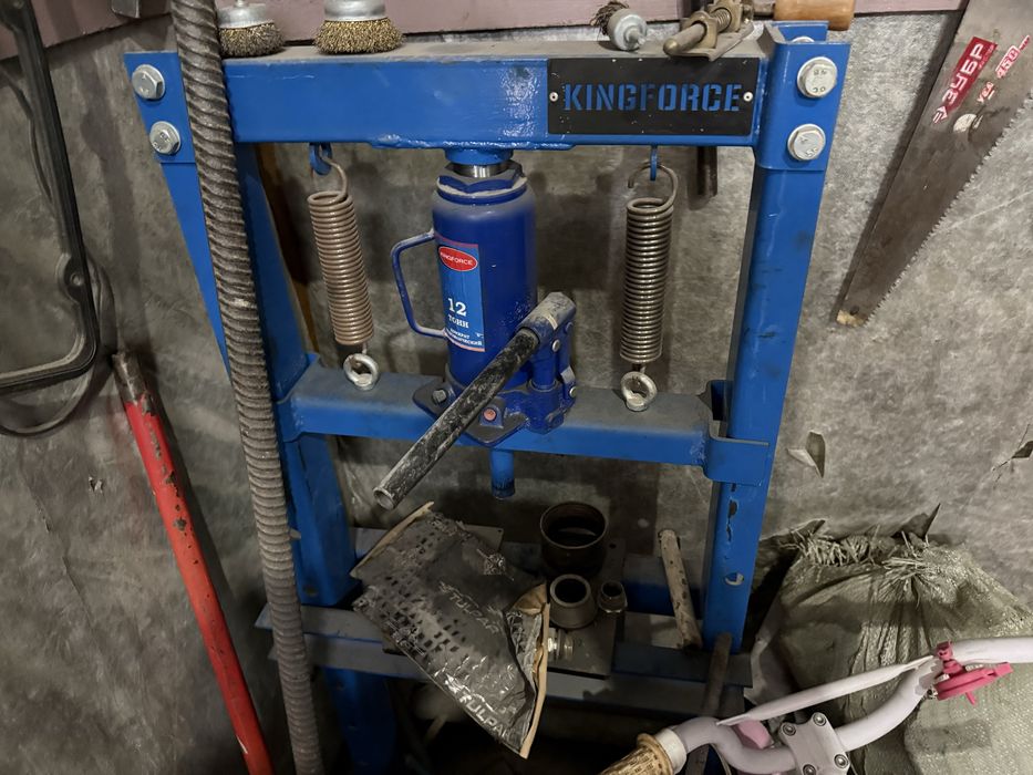 Гараж под разбор.