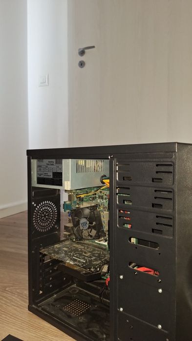 Vand pc defect , complet sau pe piese