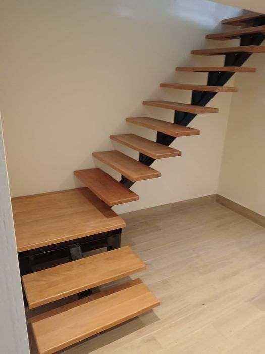 Scări metalice interioare cu vang central – execuție la comandă