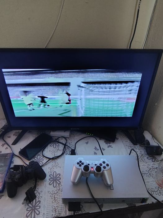Vând PlayStation 2