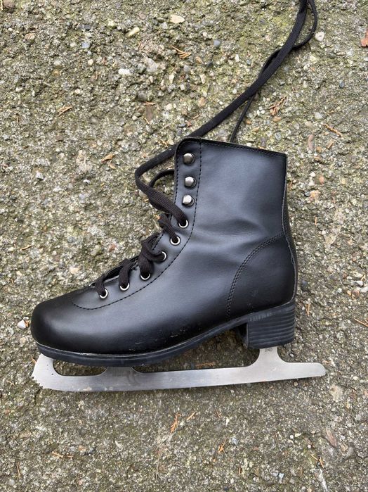 Vând patine negre mărimea 40