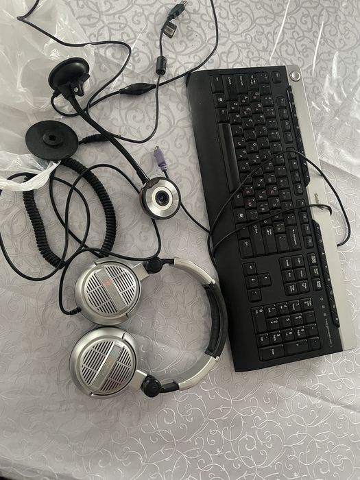 Клавиатура наушники камера