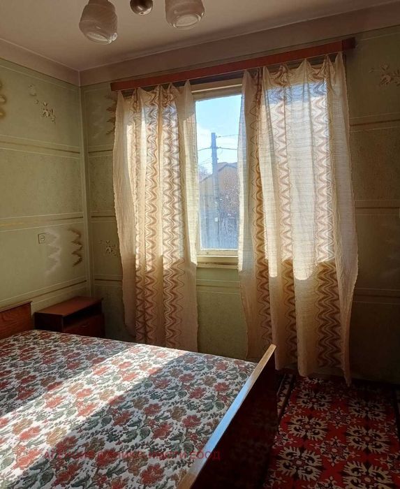 Продавам два етажа от триетажна къща с двор и гараж в Кюстендил