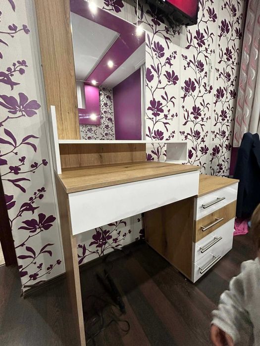 Тоалетка с огледало