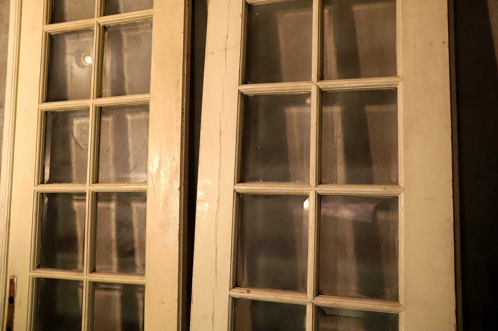 Usi vechi cu geamuri fatetate