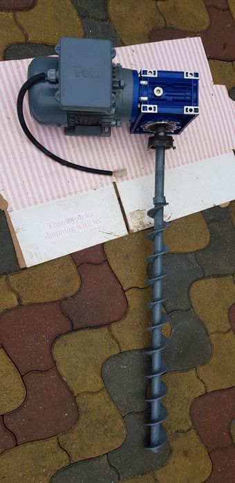 vând  motor cu reductor  aproape nou.
