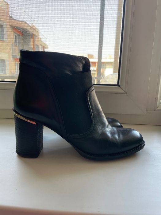 Продам ботинки женские