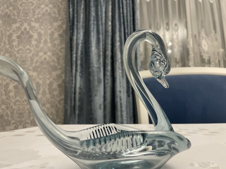 продам стекляный  лебедь