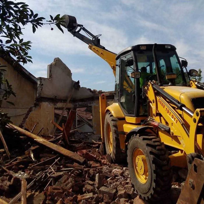 Услуги строителна техника багери самосвали. Строителни дейности, ремон