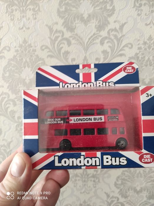 Моделька автобуса.