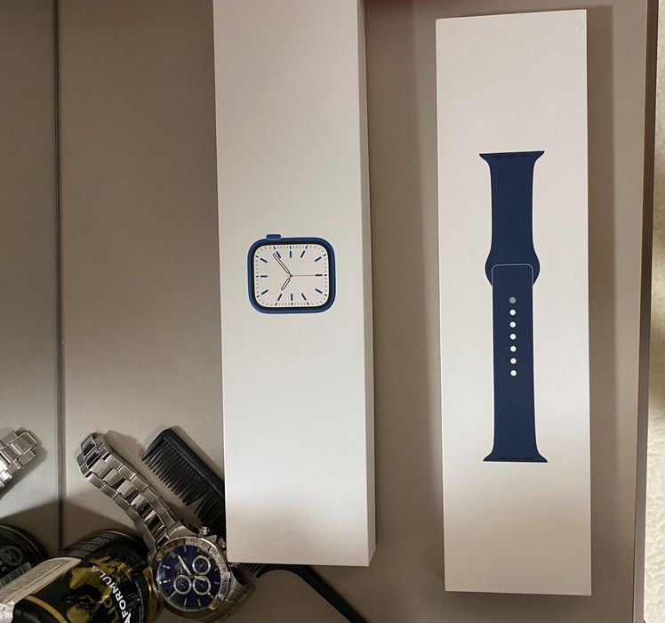 Продава се Apple Watch 7