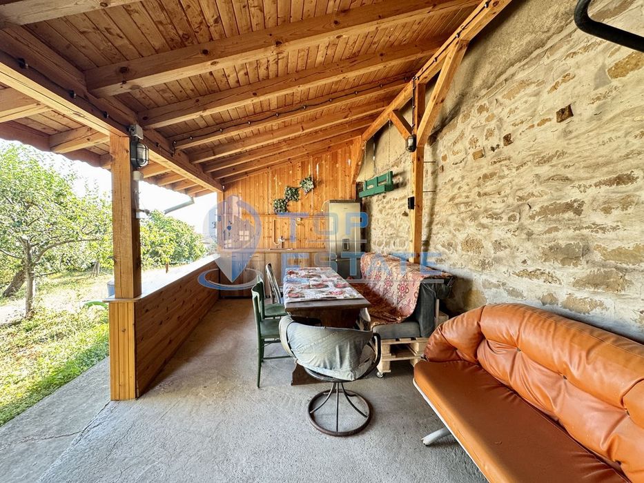 Двуетажна тухлена къща с гараж в село Драгижево, област Велико Търново