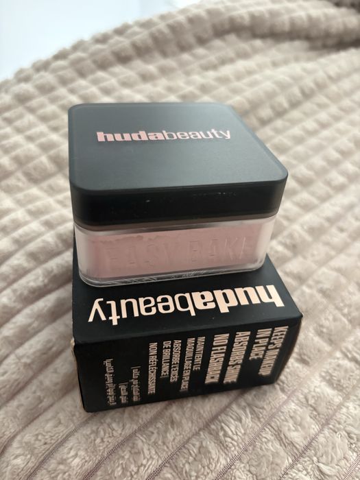 HUDA beauty powder